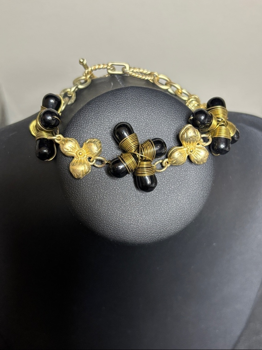 Vintage Black Stone Gold Flower Wire Toggle Bracelet
